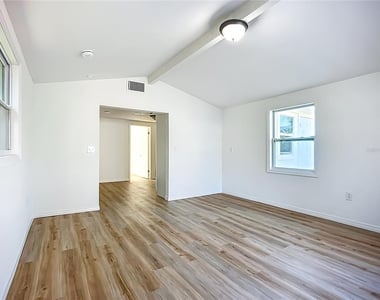 317 Jessica Street S - Photo Thumbnail 7