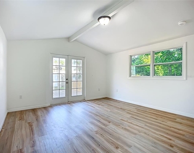 317 Jessica Street S - Photo Thumbnail 6