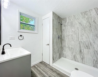 317 Jessica Street S - Photo Thumbnail 9