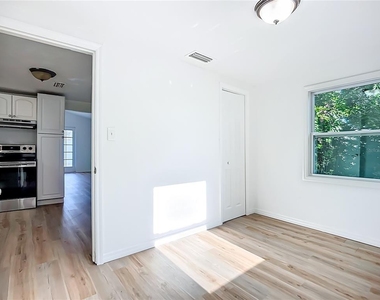 317 Jessica Street S - Photo Thumbnail 5