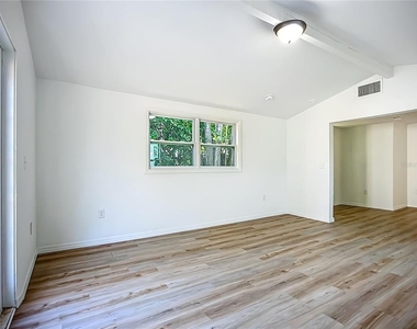 317 Jessica Street S - Photo Thumbnail 8