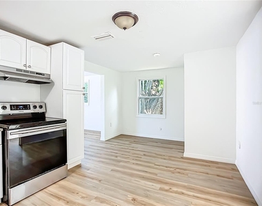 317 Jessica Street S - Photo Thumbnail 2