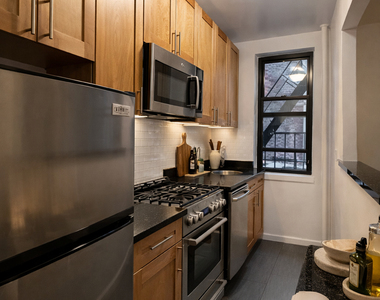 Between second ave and first East 63rd Street - Photo Thumbnail 2