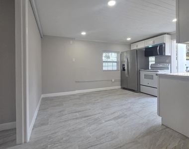712 S Clyde Avenue - Photo Thumbnail 5