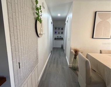 137 N Nowell Street - Photo Thumbnail 7