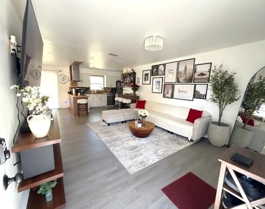 137 N Nowell Street - Photo Thumbnail 1