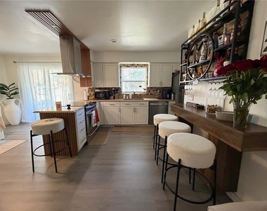 137 N Nowell Street - Photo Thumbnail 2