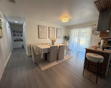 137 N Nowell Street - Photo Thumbnail 4
