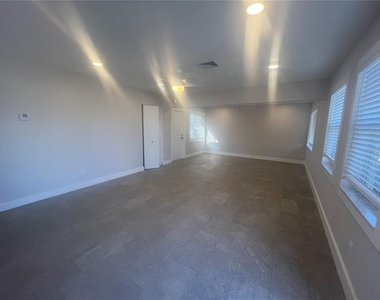 322 Lasayette Drive Ne - Photo Thumbnail 3