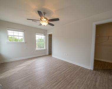 305 Lorien Way - Photo Thumbnail 10