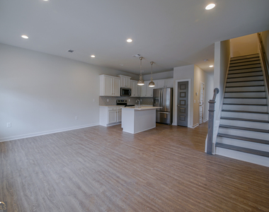 305 Lorien Way - Photo Thumbnail 5