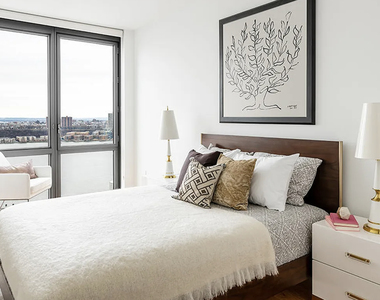 West 57th Street - Photo Thumbnail 5