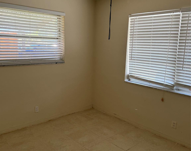 1873 Nw 46th Street - Photo Thumbnail 4