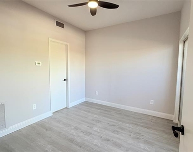 5757 Martel Avenue - Photo Thumbnail 6