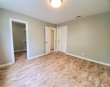 2115 Glenwood Lane - Photo Thumbnail 10