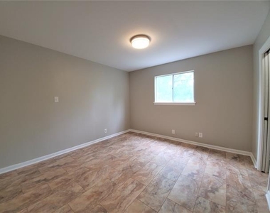 2115 Glenwood Lane - Photo Thumbnail 9