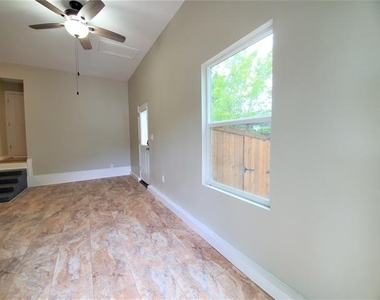 2115 Glenwood Lane - Photo Thumbnail 3