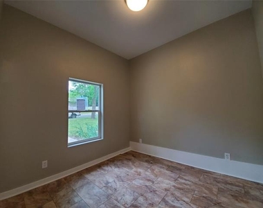 2115 Glenwood Lane - Photo Thumbnail 5