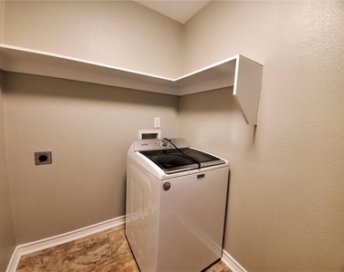 2115 Glenwood Lane - Photo Thumbnail 8