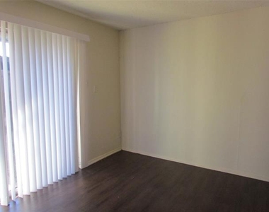 302 Candlewood Lane - Photo Thumbnail 3