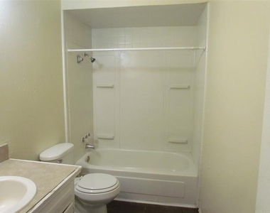 302 Candlewood Lane - Photo Thumbnail 5