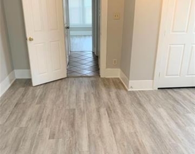 520 E Day Street - Photo Thumbnail 3
