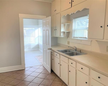 520 E Day Street - Photo Thumbnail 2