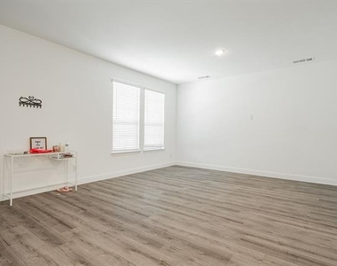 537 Parkside Drive - Photo Thumbnail 3