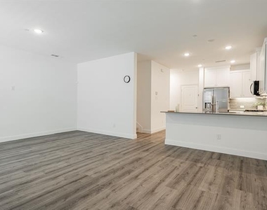 537 Parkside Drive - Photo Thumbnail 2