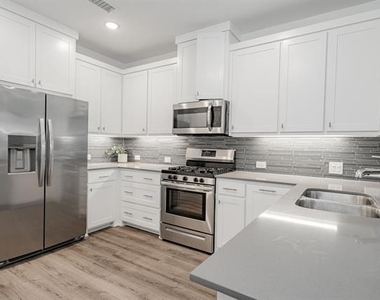 537 Parkside Drive - Photo Thumbnail 6