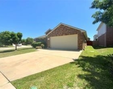 421 Goldstone Lane - Photo Thumbnail 14