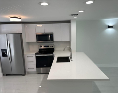 972 Jeffery Street - Photo Thumbnail 6