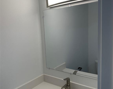 972 Jeffery Street - Photo Thumbnail 8
