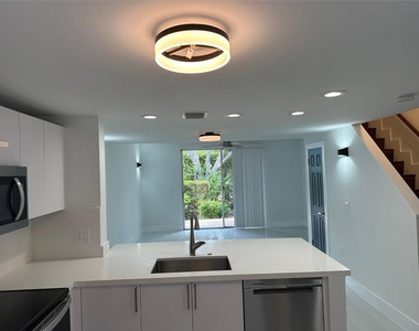 972 Jeffery Street - Photo Thumbnail 4
