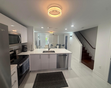 972 Jeffery Street - Photo Thumbnail 3