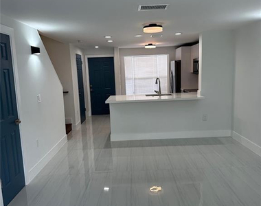 972 Jeffery Street - Photo Thumbnail 5