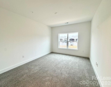 175 W Black Street W - Photo Thumbnail 8