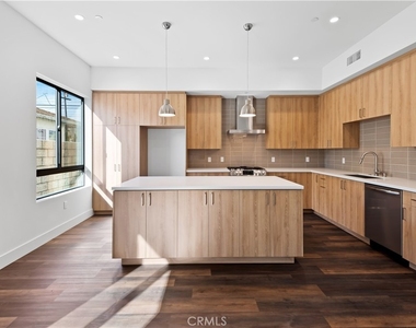 12300 Oxnard Street - Photo Thumbnail 3