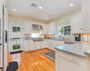 958 A Avenue - Photo Thumbnail 2