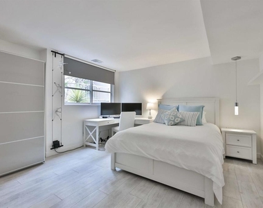942 D Avenue - Photo Thumbnail 5