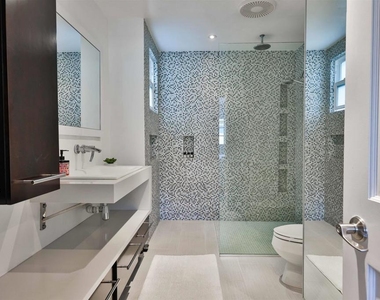 942 D Avenue - Photo Thumbnail 15
