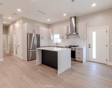 2941 Mary Street - Photo Thumbnail 2