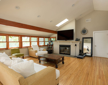 19439 Oxnard Street - Photo Thumbnail 2