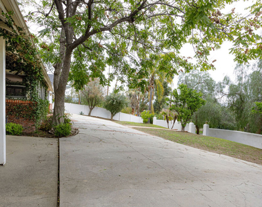 19439 Oxnard Street - Photo Thumbnail 6
