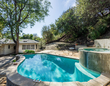 19439 Oxnard Street - Photo Thumbnail 3
