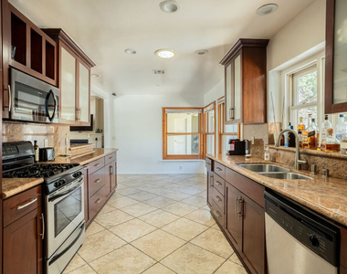 19439 Oxnard Street - Photo Thumbnail 23