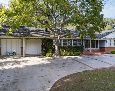 19439 Oxnard Street - Photo Thumbnail 12