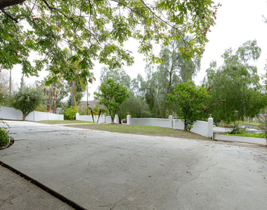 19439 Oxnard Street - Photo Thumbnail 20