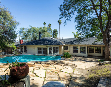 19439 Oxnard Street - Photo Thumbnail 10