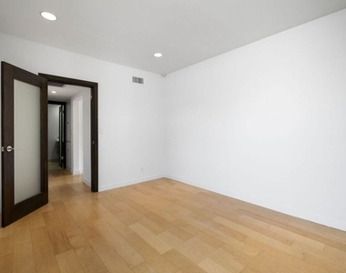 8550 Holloway Drive - Photo Thumbnail 15